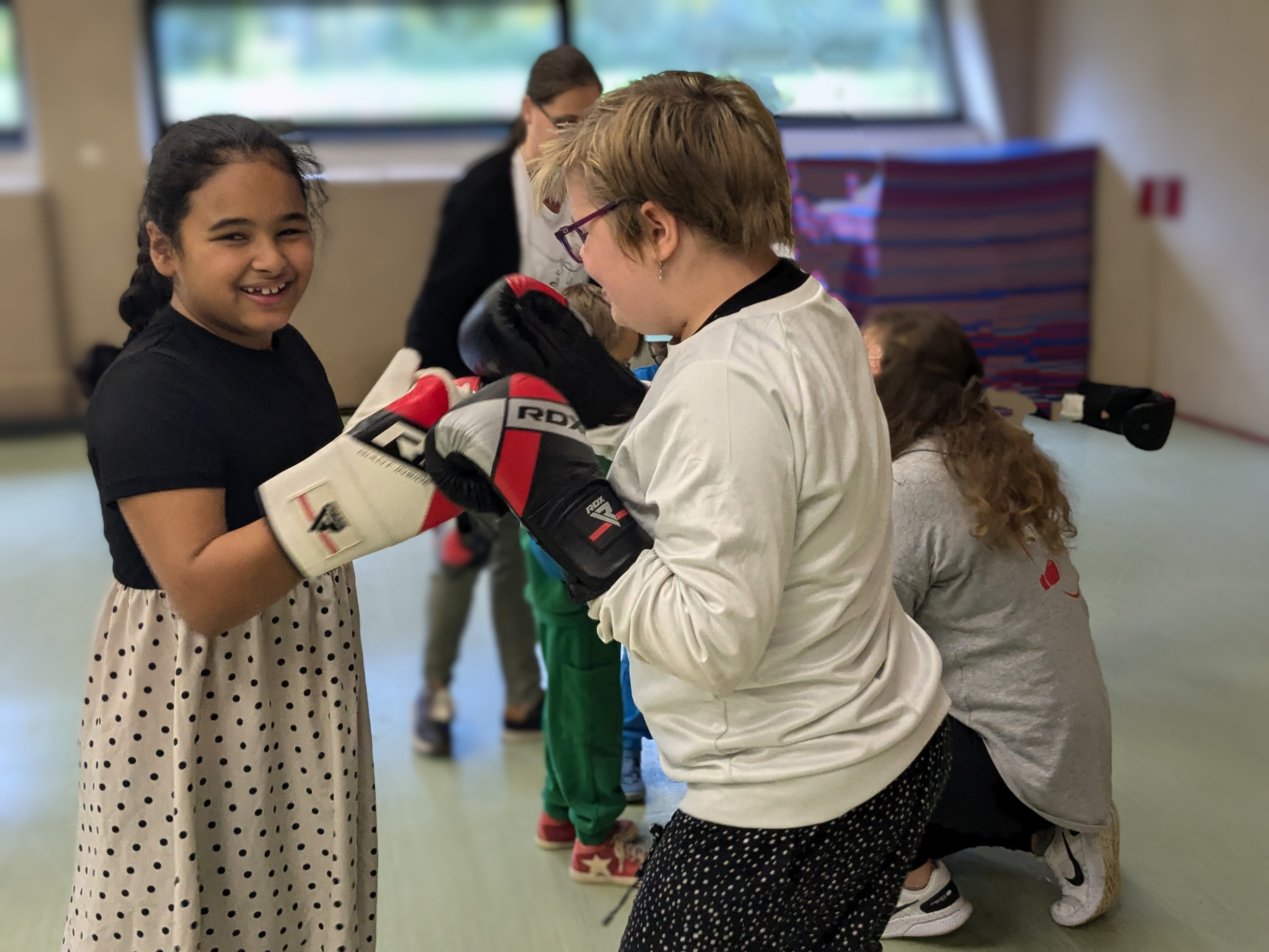 2%20Sch%C3%BClerinnen%20beim%20Kickboxen